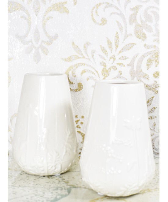 Jarrón blanco con relieve floral en Miajadas