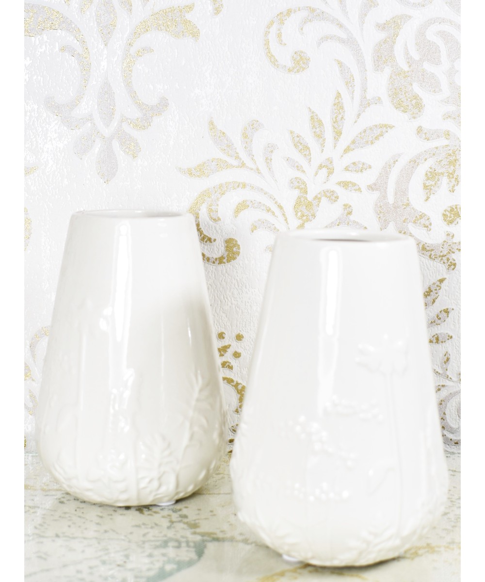 Jarrón blanco con relieve floral en Miajadas
