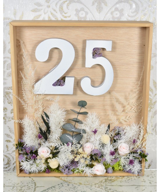 Cuadro con número 25 y flores preservadas en Miajadas