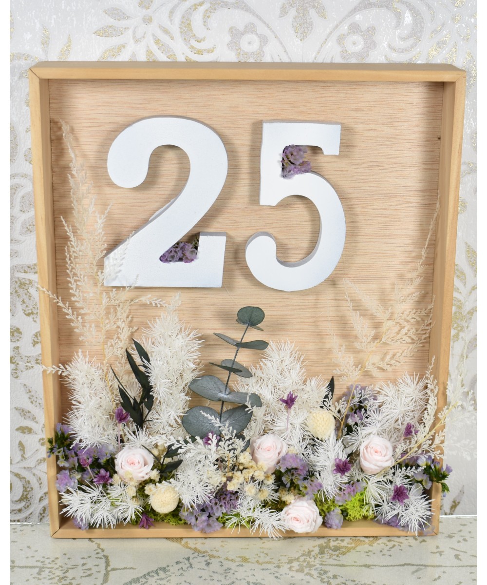 Cuadro con número 25 y flores preservadas en Miajadas