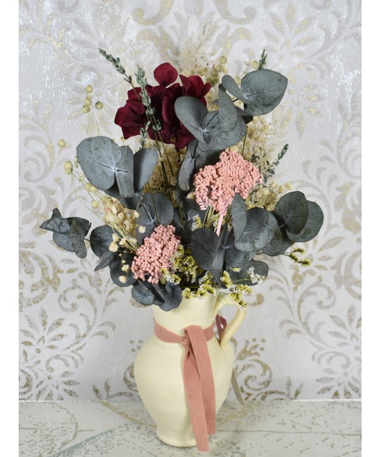 Jarrón de barro con flores preservadas en Miajadas