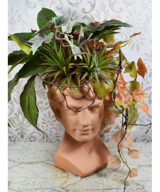 Busto decorativo con plantas artificiales en Miajadas