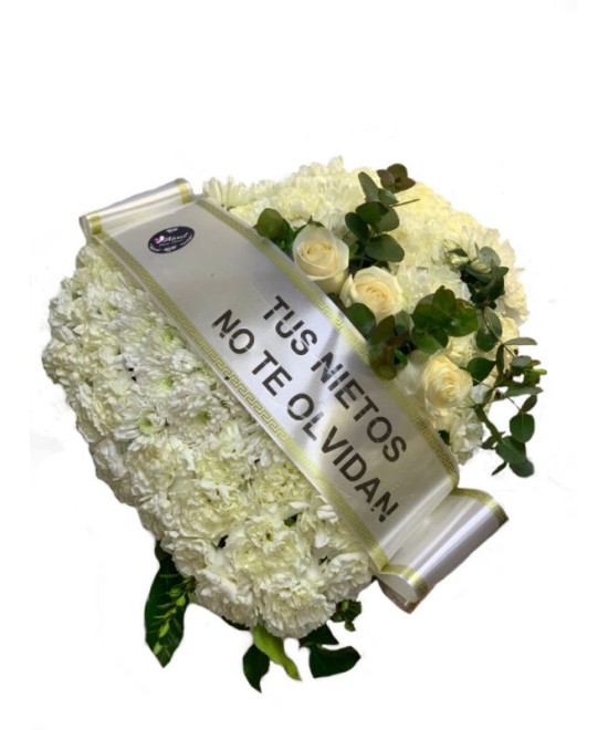 Corazón funerario de claveles en Miajadas
