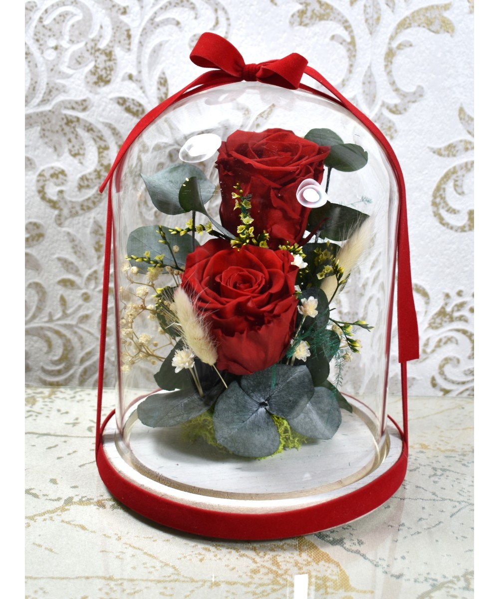 Cúpula con dos rosas preservadas rojas en Miajadas