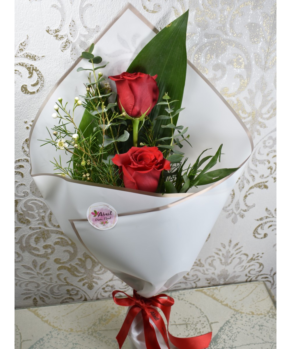 Dos rosas naturales preparadas en Miajadas