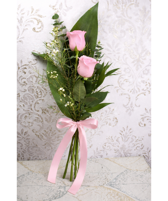 Dos rosas naturales preparadas en Miajadas